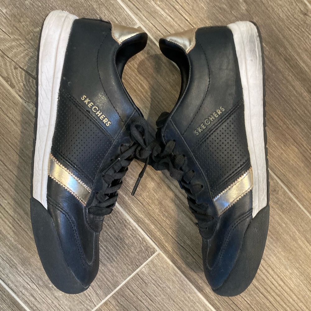 🏆2/$30🏆 SKECHER leather sneaker with gold trim design EUC